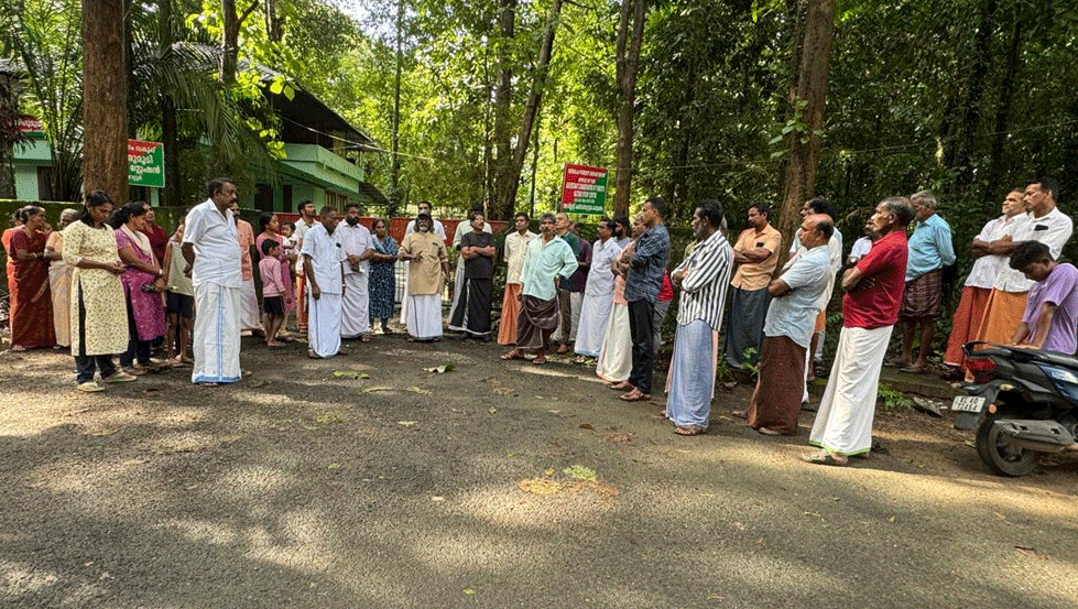 കാട്ടാനശല്യത്തിൽ പ്രതിഷേധിച്ച് നാട്ടുകാർ കുരിശുമുടി ഫോറസ്റ്റ് സ്റ്റേഷൻ ഉപരോധിക്കുന്നു 