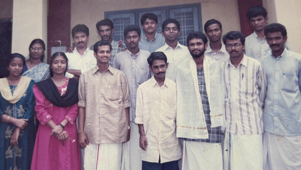 സംസ്‌കൃത സർവ്വകലാശാലയിൽ മനോജ് മൂത്തേടൻ ഉൾപ്പെടുന്ന കാമ്പസ് യൂണിയൻ . പഴയകാല ചിത്രം